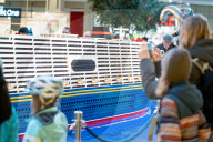 FEATURE - Weltrekord-Versuch in Hamburg;: Kunden und Besucher bauen das längste Lego-Schiff der Welt
