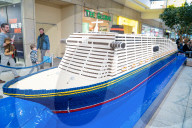 FEATURE - Weltrekord-Versuch in Hamburg;: Kunden und Besucher bauen das längste Lego-Schiff der Welt