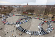 FEATURE - Weltrekordversuch: 4 Audi Ringe aus Audis mit über 200 Fahrzeugen