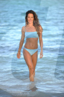 EXKLUSIV -  Brooke Burke posiert am Strand in der Dominikanischen Republik
