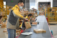 NEWS - Coronavirus China: Paketdienst in Anhui nimmt Arbeit wieder auf