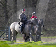 ROYALS - Prinz Edward und seine Tochter Lady Louise reiten in den frühen Morgenstunden zum Schloss Windsor