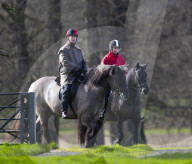 ROYALS - Prinz Edward und seine Tochter Lady Louise reiten in den frühen Morgenstunden zum Schloss Windsor