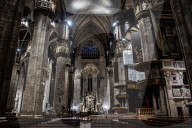 NEWS - Coronavirus: Touristen im Mailänder Dom nach Wiedereröffnung