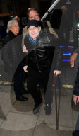 PEOPLE - Phill Collins trifft mit einem Gehstock im Radiostudio an