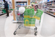 NEWS -  Coronavirus UK: Fast leere Regale  in einem Supermarkt in Wembley