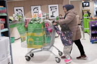 NEWS -  Coronavirus UK: Fast leere Regale  in einem Supermarkt in Wembley