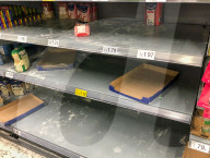 NEWS -  Coronavirus UK: Fast leere Regale  in einem Supermarkt in Wembley