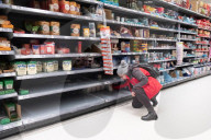 NEWS -  Coronavirus UK: Fast leere Regale  in einem Supermarkt in Wembley