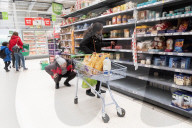 NEWS -  Coronavirus UK: Fast leere Regale  in einem Supermarkt in Wembley