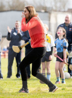ROYALS - Prinz William und Catherine üben gälische Sportarten in Irland