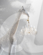 FEATURE -  4 Meter grosse Giraffe als Kronleuchter-Halter