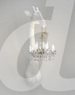 FEATURE -  4 Meter grosse Giraffe als Kronleuchter-Halter
