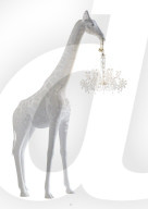 FEATURE -  4 Meter grosse Giraffe als Kronleuchter-Halter