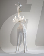 FEATURE -  4 Meter grosse Giraffe als Kronleuchter-Halter