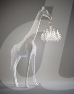 FEATURE -  4 Meter grosse Giraffe als Kronleuchter-Halter