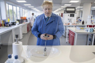 Photoshot - Le premier ministre Boris Johnson visite le laborato
