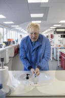 Photoshot - Le premier ministre Boris Johnson visite le laborato