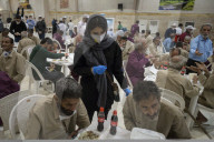 NEWS - Cornoavirus Iran: Obdachlose Männer mit Gesichtsschutzmasken im Obdachlosenheim von Khavaran