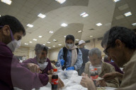 NEWS - Cornoavirus Iran: Obdachlose Männer mit Gesichtsschutzmasken im Obdachlosenheim von Khavaran