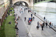 NEWS - Coronavirus: Trotz Warnung - Hunderte von Menschen spazieren an der Seine in Paris 