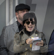 PEOPLE - Lily Allen jubelt bei den Pferderennen in Cheltenham