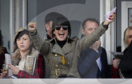 PEOPLE - Lily Allen jubelt bei den Pferderennen in Cheltenham