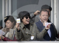 PEOPLE - Lily Allen jubelt bei den Pferderennen in Cheltenham