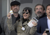 PEOPLE - Lily Allen jubelt bei den Pferderennen in Cheltenham