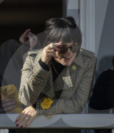 PEOPLE - Lily Allen jubelt bei den Pferderennen in Cheltenham