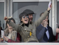 PEOPLE - Lily Allen jubelt bei den Pferderennen in Cheltenham