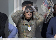 PEOPLE - Lily Allen jubelt bei den Pferderennen in Cheltenham