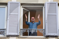 NEWS - Coronavirus: Ein Mann bedankt sich von seinem Fenster bei all jenen, die während der Covid19-Krise arbeiten