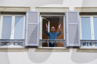 NEWS - Coronavirus: Ein Mann bedankt sich von seinem Fenster bei all jenen, die während der Covid19-Krise arbeiten