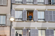 NEWS - Coronavirus: Ein Mann bedankt sich von seinem Fenster bei all jenen, die während der Covid19-Krise arbeiten