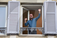 NEWS - Coronavirus: Ein Mann bedankt sich von seinem Fenster bei all jenen, die während der Covid19-Krise arbeiten