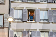 NEWS - Coronavirus: Ein Mann bedankt sich von seinem Fenster bei all jenen, die während der Covid19-Krise arbeiten
