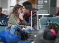NEWS - Coronavirus: Trauriges Paar verabschiedet sich am Flughafen in Vancouver
