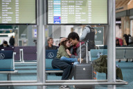 NEWS - Coronavirus: Trauriges Paar verabschiedet sich am Flughafen in Vancouver
