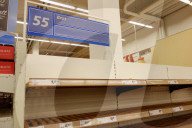 NEWS - Coronavirus: Hamsterkäufe - leere Regale in einem Supermarkt in Berlin