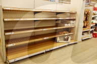 NEWS - Coronavirus: Hamsterkäufe - leere Regale in einem Supermarkt in Berlin