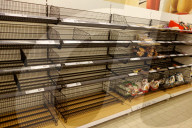 NEWS - Coronavirus: Hamsterkäufe - leere Regale in einem Supermarkt in Berlin