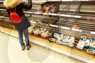 NEWS - Coronavirus: Hamsterkäufe - leere Regale in einem Supermarkt in Berlin
