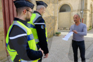 NEWS - Coronavirus: Gendarmerie-Kontrollpunkt in einem französischen Dorf 