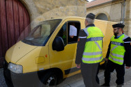 NEWS - Coronavirus: Gendarmerie-Kontrollpunkt in einem französischen Dorf 