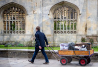 NEWS - Coronavirus: Mit Sack und Pack - Studenten in Cambridge verlassen vorzeitig ihren Studienort