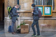 NEWS - Coronavirus: Mit Sack und Pack - Studenten in Cambridge verlassen vorzeitig ihren Studienort