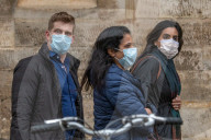 NEWS - Coronavirus: Mit Sack und Pack - Studenten in Cambridge verlassen vorzeitig ihren Studienort