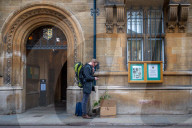 NEWS - Coronavirus: Mit Sack und Pack - Studenten in Cambridge verlassen vorzeitig ihren Studienort
