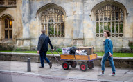 NEWS - Coronavirus: Mit Sack und Pack - Studenten in Cambridge verlassen vorzeitig ihren Studienort